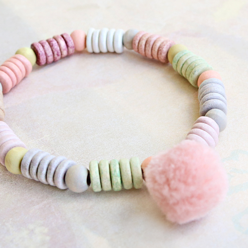 Diese Armb&auml;nder in fr&ouml;hlichen Farben machen Sie selbst mit disc Perlen aus Griechischer Keramik DQ. Wie geben Sie Ihrem Design die pers&ouml;nliche Note?