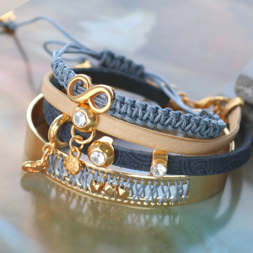 Diese sch&ouml;nen Armb&auml;nder machen Sie mit dem sch&ouml;nsten Reihmaterial und unseren phantastischen neuen Artikeln aus DQ Metall mit u.a. sch&ouml;nen Mini Anh&auml;ngern.