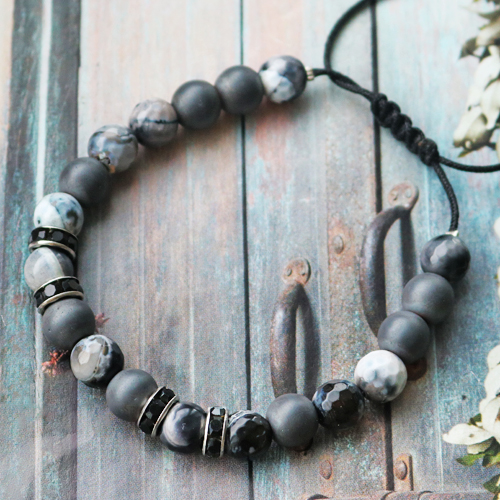 M&auml;nner Schmuck mit Totenkopf und Perlen aus Hematite und Naturstein