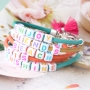 Farbenreicher Schmuck und Schl&uuml;sselanh&auml;nger aus DQ Leder personalisiert mit Buchstabenperlen