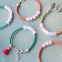 Farbenreicher Schmuck und Schl&uuml;sselanh&auml;nger aus DQ Leder personalisiert mit Buchstabenperlen