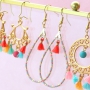 Trendy Schmuck mit Mini Quasten, DQ Metall Anh&auml;ngern und Karabiner Verschl&uuml;sse