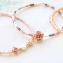 Minimalistischer Blumen Schmuck mit Rosen Perlen und Daisy Blumen Perlen
