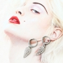 Sommer tauglich: Sonnenbrillenkordel mit goldenen Details und minimalistische Ohrringe