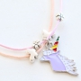 Fr&ouml;hlicher Kinderschmuck und Armb&auml;nder mit farbigem Einhorn