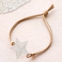 Armb&auml;nder und einen Schl&uuml;sselanh&auml;nger mit herrlichen Bohemian Anh&auml;ngern