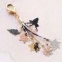 Armb&auml;nder und einen Schl&uuml;sselanh&auml;nger mit herrlichen Bohemian Anh&auml;ngern
