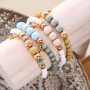 Armb&auml;nder und Ohrringe mit botanischer Farbpalette und goldenen Details