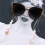 Sonnige Tage! DIY Sonnenbrillenkordel mit Kauri Muscheln, Pompoms, Makram&eacute; und mehr!