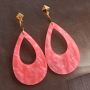 Moderne Statement Ohrringe mit Resin Anh&auml;ngern