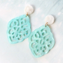 Moderne Statement Ohrringe mit Resin Anh&auml;ngern