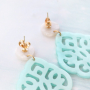 Moderne Statement Ohrringe mit Resin Anh&auml;ngern