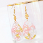 Moderne Statement Ohrringe mit Resin Anh&auml;ngern