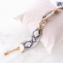Machen Sie Ihre eigenen Ohrringe und Armb&auml;nder aus neuen Resin Anh&auml;ngern und einem Elastischen Band mit Snake Print