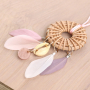 Festival Schmuck Inspiration mit Federn und bunten Rotan Anh&auml;ngern