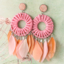 Festival Schmuck Inspiration mit Federn und bunten Rotan Anh&auml;ngern