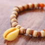 Armb&auml;nder mit einem Strandthema aus Holzperlen 