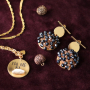 Festliche Ohrringe mit Ornamenten und Pompom Anh&auml;ngern!
