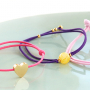 Ben&ouml;tigen Sie Inspiration? So machen Sie ganz einfach trendige Armb&auml;nder aus farbigem Elastik: