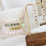 Ben&ouml;tigen Sie Inspiration? Sie k&ouml;nnen diese Armb&auml;nder ganz einfach selbst mit Acryl Buchstaben Perlen herstellen: