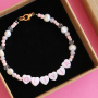 Ben&ouml;tigen Sie Inspiration? Sie k&ouml;nnen diese Armb&auml;nder ganz einfach selbst mit Acryl Buchstaben Perlen herstellen: