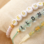 Ben&ouml;tigen Sie Inspiration? Sie k&ouml;nnen diese Armb&auml;nder ganz einfach selbst mit Acryl Buchstaben Perlen herstellen: