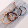 Sehen Sie hier, wie Sie diese coolen Armb&auml;nder mit Holz Perlen selbst herstellen k&ouml;nnen: