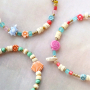 Erfahren Sie hier, wie Sie fr&ouml;hliche Armb&auml;nder mit den Acrylperlen in Blumen- und Meeresoptik kreieren. 