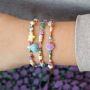 Erfahren Sie hier, wie Sie fr&ouml;hliche Armb&auml;nder mit den Acrylperlen in Blumen- und Meeresoptik kreieren. 