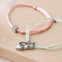 Entwerfen Sie farbenfrohe Armb&auml;nder mit Satinband und Zwischenst&uuml;cken aus Edelstahl 