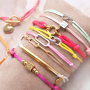 Entwerfen Sie farbenfrohe Armb&auml;nder mit Satinband und Zwischenst&uuml;cken aus Edelstahl 
