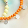 Bunte Armb&auml;nder, die Sie mit Acrylperlen herstellen! 