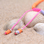 Lassen Sie sich von diesen farbenfrohen Accessoires inspirieren und gestalten Sie sommerlichen Trendschmuck