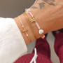Fertigen Sie Armb&auml;nder und Halsketten mit Buchstabenperlen