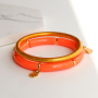 Eine Armbandkollektion mit bunten Tube Acrylperlen designen