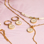 Designen Sie personalisierten Schmuck mit edelstahlgefassten Perlmuttanh&auml;ngern