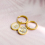 Designen Sie personalisierten Schmuck mit edelstahlgefassten Perlmuttanh&auml;ngern