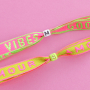 Aus neonfarbigen Schmuckb&auml;ndern mit Text trendige Armb&auml;nder machen