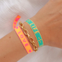 Aus neonfarbigen Schmuckb&auml;ndern mit Text trendige Armb&auml;nder machen