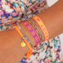 Aus neonfarbigen Schmuckb&auml;ndern mit Text trendige Armb&auml;nder machen
