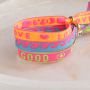 Aus neonfarbigen Schmuckb&auml;ndern mit Text trendige Armb&auml;nder machen