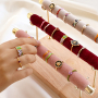 Kreative Ringdekoration auf Samtdisplays