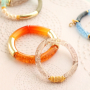Verschiedene Armbanddesigns mit diversen Tube-Acrylperlen