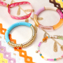 Designideen f&uuml;r Armb&auml;nder mit Acrylperlen, facettierten Perlen und Schmuckb&auml;ndern mit Text
