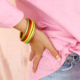 Styling-Tipps mit Armreifen im Temple-Look