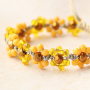 So kombinieren Sie Facett-Blumenohrringe und Facett-Beerenarmb&auml;nder 
