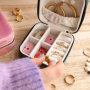 Praktisch und kompakt: Schmuckreiseetui & Schmucksuitcase f&uuml;r die Reise 