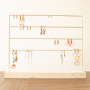 Schmuckst&uuml;cke an stilvollen Schmuck-Displays pr&auml;sentieren