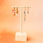 Schmuckst&uuml;cke an stilvollen Schmuck-Displays pr&auml;sentieren