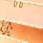Schmuckst&uuml;cke an stilvollen Schmuck-Displays pr&auml;sentieren